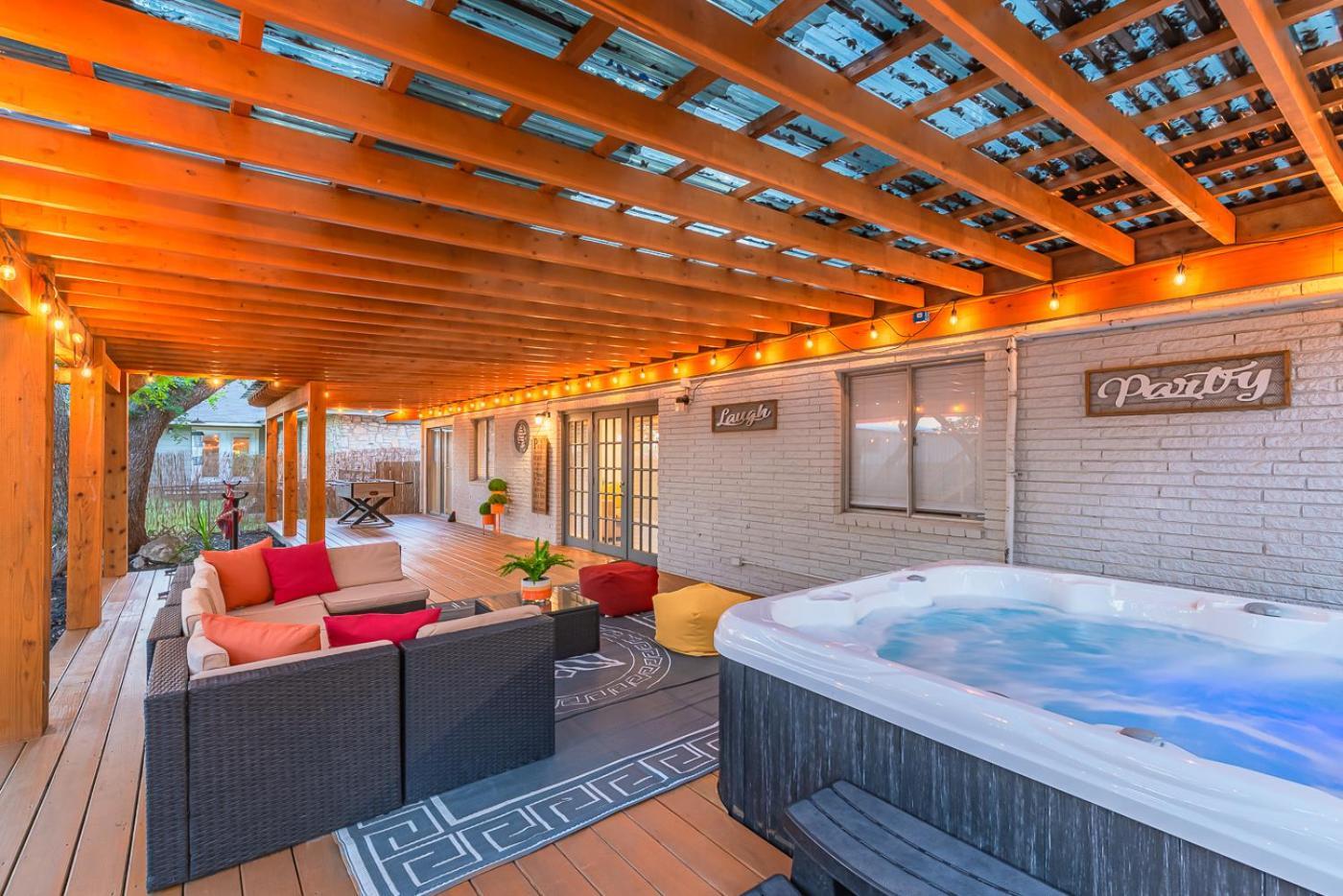Luxurious Home With Hot Tub & Tree Deck By 6Flags San Antonio Exterior photo