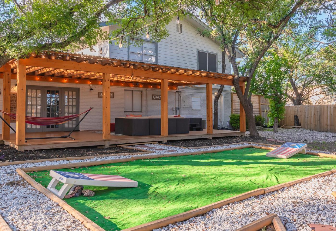 Luxurious Home With Hot Tub & Tree Deck By 6Flags San Antonio Exterior photo